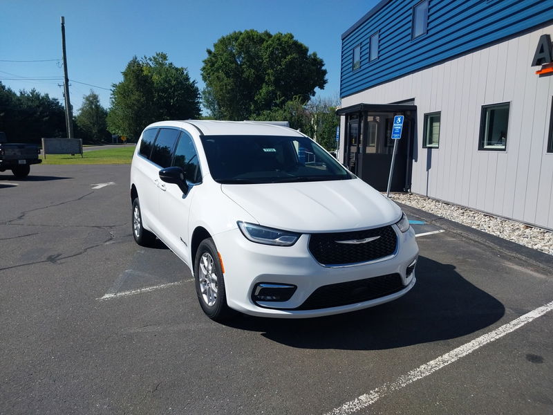 Used 2025 Chrysler Pacifica