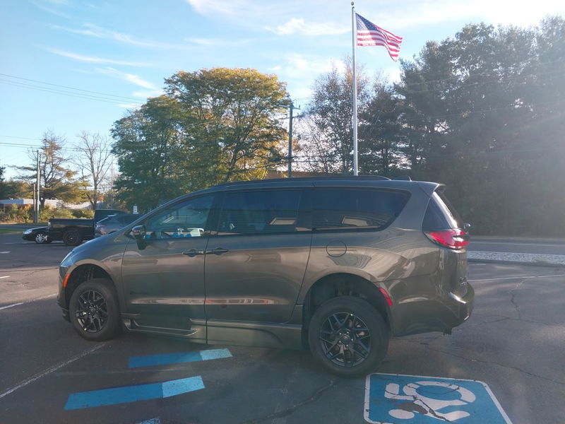 Used 2027 Chrysler Pacifica